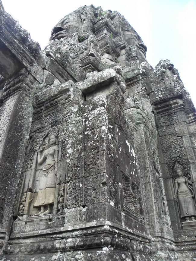 四面仏とこまやかな彫刻。