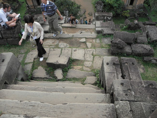 サンセットを観に、プノンバケンへ。<br /><br />こんな急な階段をのぼります。<br /><br />気合だーーーーっ！