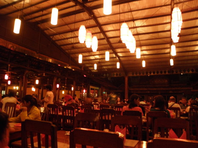 夕飯時のレストラン。<br /><br />前方にはステージと、その左側には生演奏。<br /><br />お客さんは、80％ぐらい日本人。