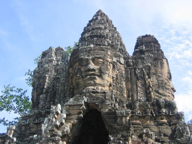 本日は『アンコール・トム』から観光開始です。<br />こちらは南大門。<br /><br />