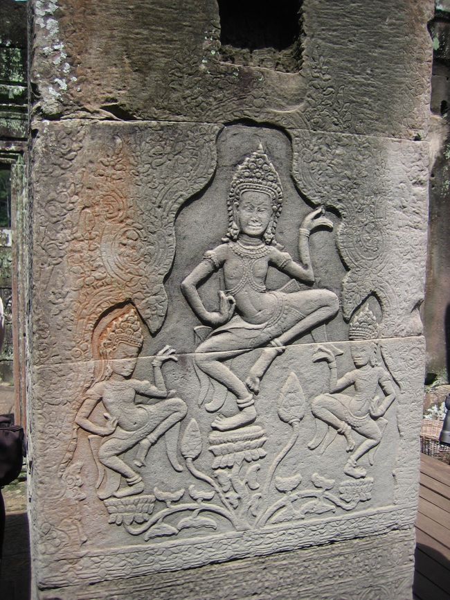 アプサラダンスを踊っています。