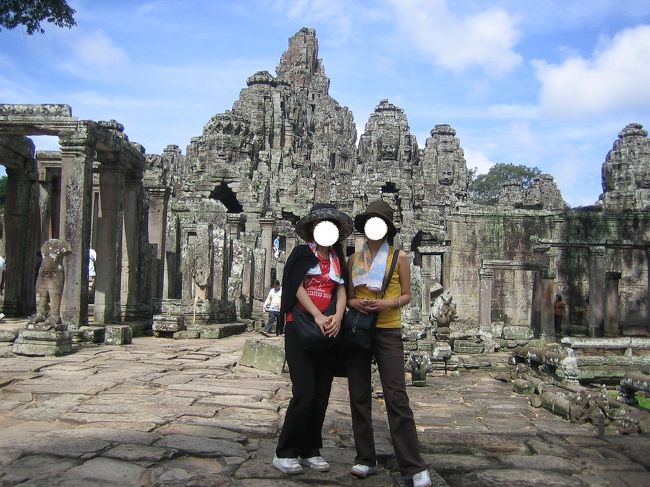 南大門を抜けて<br />バイヨン寺院をバックに。