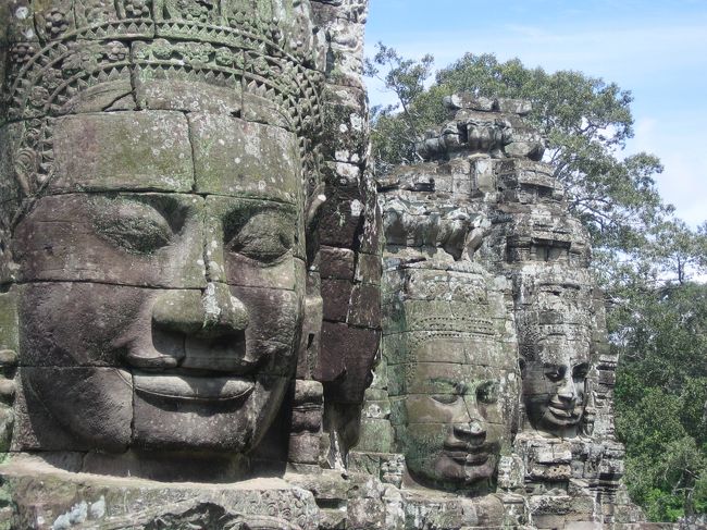 これが見たかったのです〜〜〜<br />クメールの微笑み。<br /><br />四方を見渡す観世音菩薩が彫られた尖塔は４８基あるそうです。
