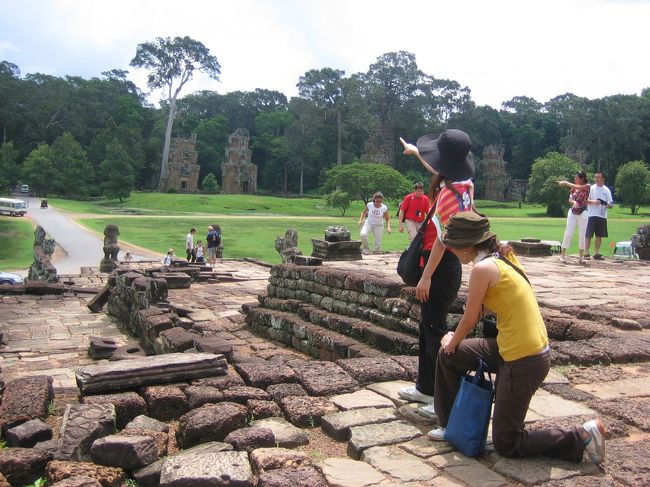 像のテラスにて。<br />（またまたあほですみません・・）<br />この場所で王様が戦の出動を命令したってガイドさんが教えてくれたので再現してみました(笑)<br /><br /><br />像の彫刻やレリーフが刻まれていて<br />その長さは３００メートルにも及びます。<br /><br />