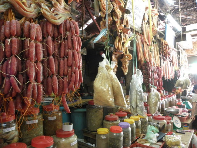 お肉屋さんなのかな？<br /><br />ソーセージがものすごいぶら下がってます。
