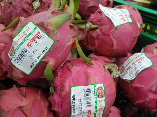 スーパーマーケットに並ぶ、ドラゴンフルーツ。<br /><br />シール貼られちゃってて、なんかおもしろい。