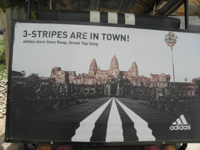 トゥクトゥクの後ろに貼ってあった広告。<br /><br /><br />この発想力！！