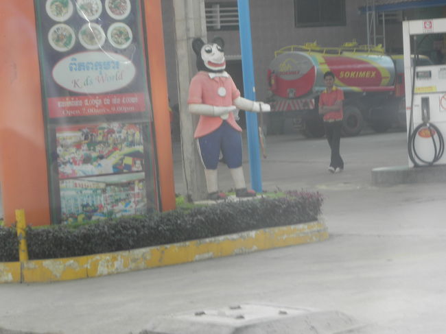 街のガソリンスタンドにいたマスコット。<br /><br />ジャージはいてますけど、<br /><br />この顔はもしかして・・・？