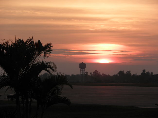 シェムリアップ空港で、飛行機に乗る寸前に撮った夕日。<br /><br />キレイだなぁ・・・。