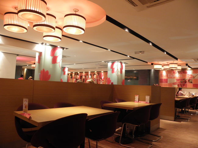 シャレた店内の、「タイエキスプレス」