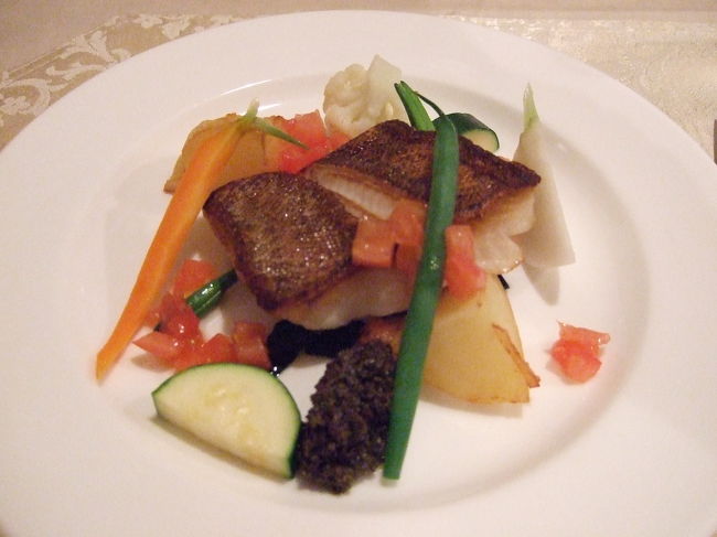 肉が嫌いな私は魚コースで。<br />どれもこれも素材の味が生かされていてすごくおいしい！！<br />予約しなきゃ入れないわけです。。<br /><br />