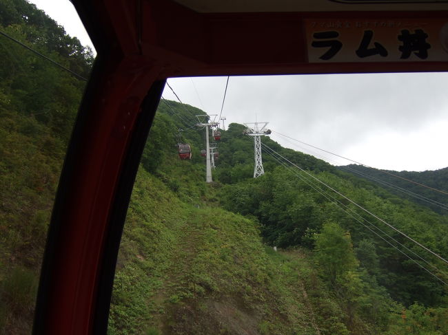 登別熊牧場。<br />高いところが苦手な私はこのロープーウェー？がものすごく怖かったです…