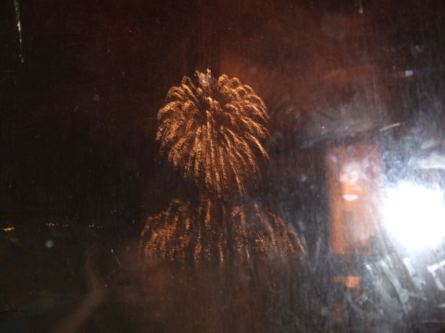 洞爺湖畔のホテルに泊まったのですが、洞爺湖で花火大会があり、ど真ん中で見る事ができました。<br />ガラス越しでうまく撮れず。。<br />花火の写真は難しい…