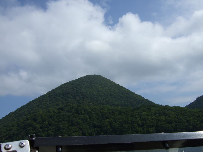 ボートで洞爺湖にある中島に向かいます。