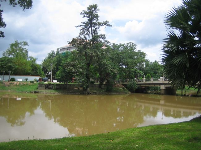 レストランの側を川が流れています。<br />ガイドさんが迎えに来てくれる時間より早めに<br />昼食を終えてしまったので<br />勝手にこの辺を散歩していました。<br />川はちょっと茶色いですが・・<br />天気も良く、すごく気持ちがよかったです。