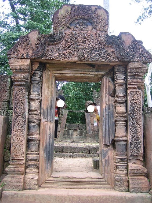 昼食の後は『バンテアイスレイ』へ<br /><br />バンテアイ・スレイは遺跡の規模は大きくありませんが、鮮やかな紅色砂岩に彫り込まれた彫刻の美しさはアンコール遺跡群の中でも特に優美といわれています。なかでも中央神殿の側面 に彫られたデヴァダー像は「東洋のモナリサ」と評されるほどのもので作家のアンドレ・マルローが盗掘して持ち出そうとして逮捕されてしまったいわくつきの物。<br />(カンボジア政府観光局HPより）