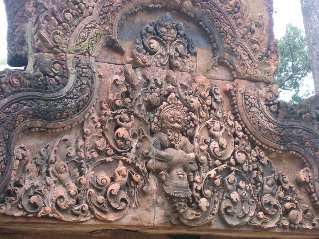 ほんとに細かい装飾にみとれます。<br />色がほの紅く、今までの遺跡とはまた違った表情です。<br /><br />