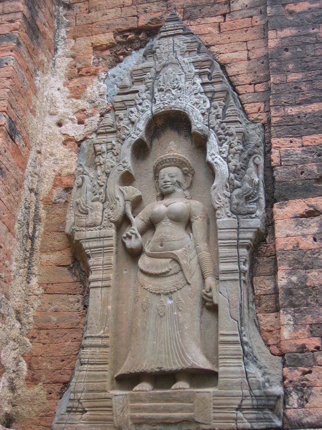 バンテアイスレイの後、<br />追加料金を支払って他の遺跡にも回ってもらうことに<br />しました。<br /><br />ロリュオス遺跡群に連れて行ってもらいました。