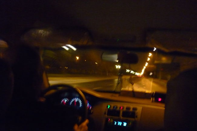 カイロ空港から市外へ。<br />信号が１つも無いのにおっさんは飛ばしまくります！<br /><br />料金は６０ポンドから２００ポンド！！まで。<br /><br />２００はボリ過ぎ。<br /><br />３５から５０位が妥当らしい。