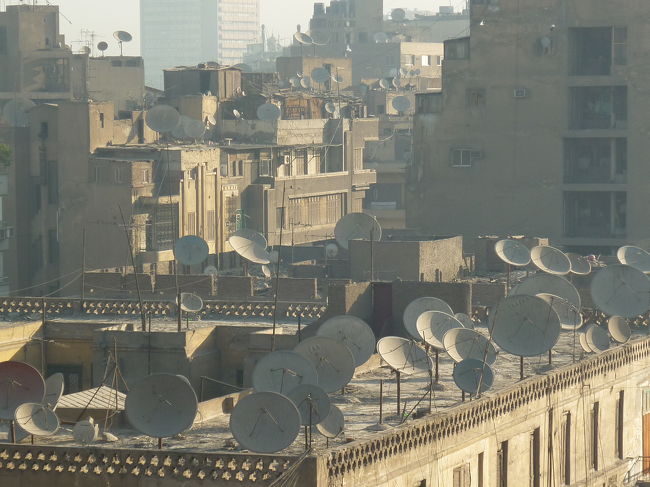 ホテルのベランダからカイロの町。<br /><br />アンテナだらけ！！<br /><br />雨が降らないからアンテナが長持ちするのと、無料で見れるから一家に一台あるとか。<br /><br />それにしても無茶苦茶や。