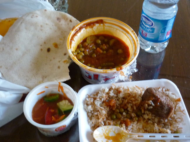 フライドビーフ。２１ポンド。<br /><br />量が多くて旨い。左下のカップに漬物が。<br /><br />おいしいけど、ちょっとだけ腹が痛くなった。