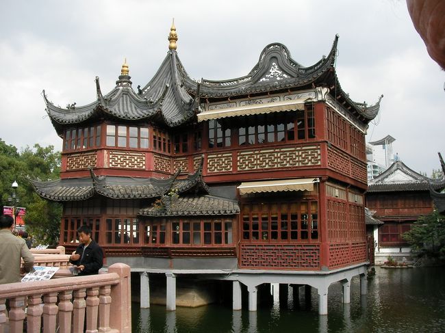 軽く豫園のshop街を一周したら、庭にはあまり興味が無い夫と以前見た事のある私は庭には入らず湖心亭へ。