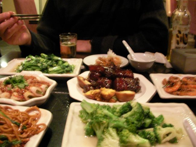 今日は平日のせいか、土曜日よりもぐっと空いてます。<br />料理が全部いっぺんに来ちゃった。<br /><br />スタートは勿論ビール2本ね。<br />あの豚肉煮込は日本じゃ食べられないから、食べ納め。<br />味が濃いので2回目は結構キツイか。でも食べるよ。<br />今日は蟹の代わりにエビ。美味しい。殻ごと全部食べました。<br />野菜はブロッコリーがほんのりガーリック塩味で美味しかった。<br /><br />胡瓜を豚肉でくるんで、ピリ辛のソースをかけた前菜は一寸失敗。<br />焼飯の代わりに上海焼きそばを頼みましたが、冷めると全然美味しくない。<br /><br />今日は量が多すぎて、美味しくなかった2品は半分以上残してしまいました。それでも185元と200元しない。<br />また今度来るねー。