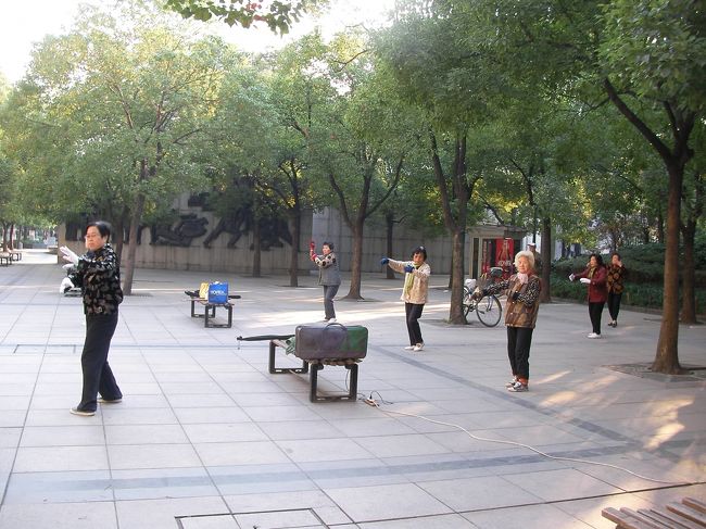 4日目の朝です。今日はもう帰るのですよ。<br />7時頃人民公園の前を通ったら、太極拳をしているグループが。良いですねー、これぞ中国ですよ。<br /><br />通勤途上の人に混じって、小楊生煎館で今日も朝ごはん。今日は丁寧に扱ったので、あふれる肉汁を楽しみました。ジュースが一杯だと余計に美味しい。<br />その後、またエッグタルト。10個買って、4個をその場で食べ、6個はそのまま日本に持ち帰りました。<br />冷蔵庫で1晩保管して翌日食べたら、確かに味は大幅に落ちたけど(パイは湿気湿気）、それでも美味しかった。