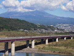 
もっと富士山満喫するため、富士川SAで休憩しまし

た。　が、なんてこった。。。　雲の中。。。

残念だな〜っ


