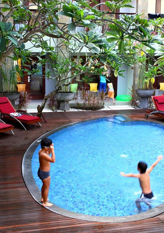 部屋の前のキッズプールから、子供たちの甲高いハシャギ声が聞こえて目が覚めた。<br /><br />