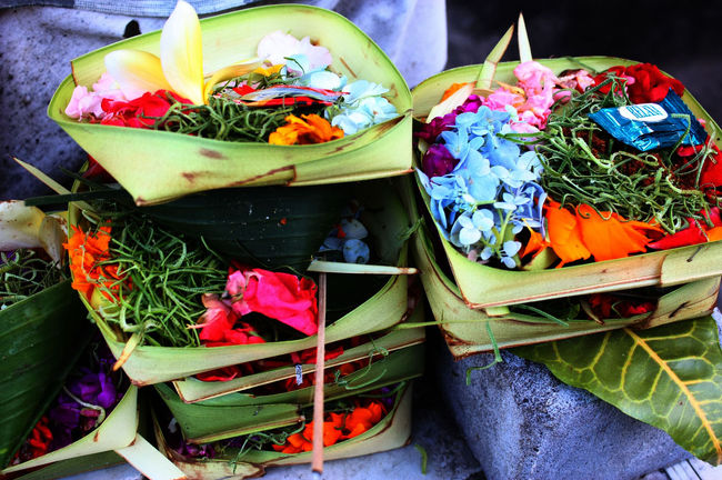 重ねて積み上げられた沢山のチャナン。<br />色鮮やかな花が敷き詰められ可愛らしい。