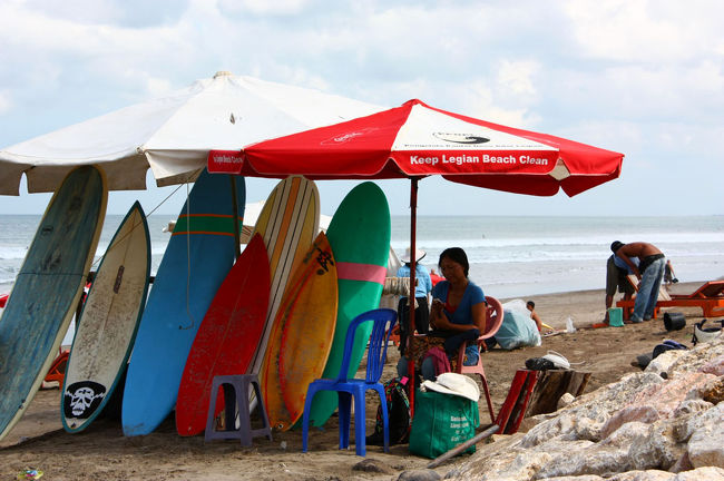 レンタルサーフボード屋がいるけれど、ここに来る大半の人は自分でサーフボードを抱えて歩いているので暇そうに見えた。<br />バリ島の海へ行くと、モノ売りやマリンスポーツ関連の客引きばかりで大変という話をよく耳にしていたけど、このビーチは大丈夫みたい。
