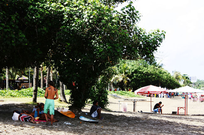 ビーチの最初の印象は…サーファーばっかり。<br />