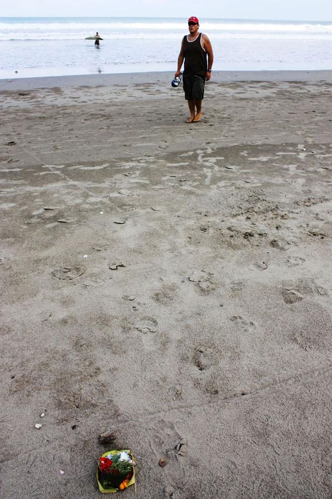 ココを行きかう人は、サーファーかジャランジャラン目的の人のみ。<br />思いのほか波が荒く、南国リゾートの海というよりは、日本の海に近い雰囲気。<br />砂浜にもチャルが供えられていたのが印象的だった。