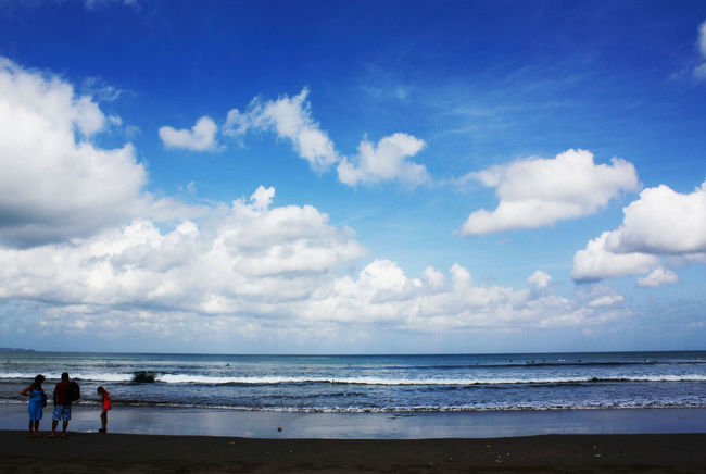 雲が多いけれど光の筋とバッチリ合えば、南国チックな青空に出会える。