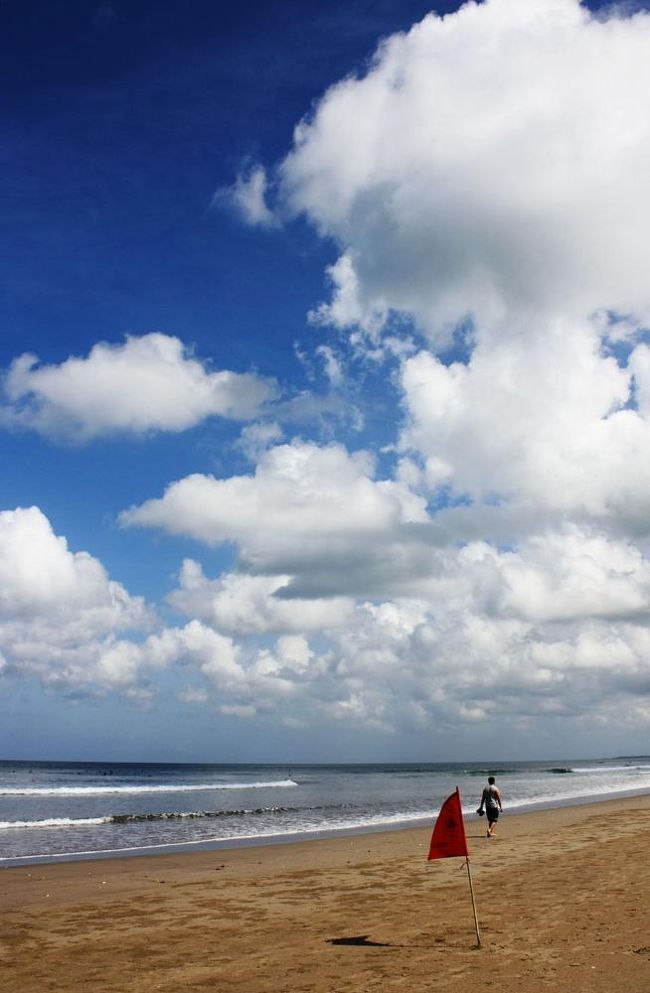 裸足になって砂の感触を踏みしめた。