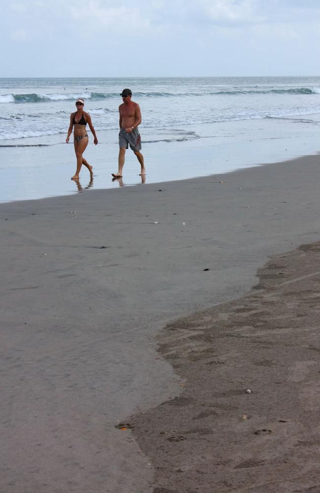 サングラス＆サンバイザーが、ジャランジャランする人々の定番スタイルらしい。