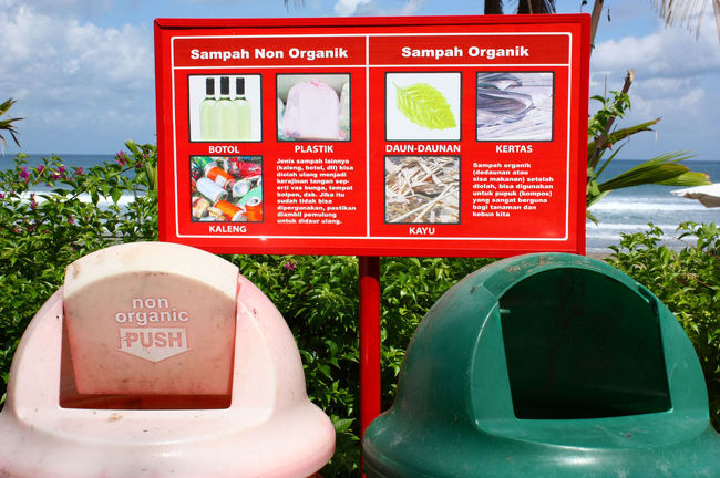 ビーチ沿いの道には分別用のゴミ箱が設置されている。<br />