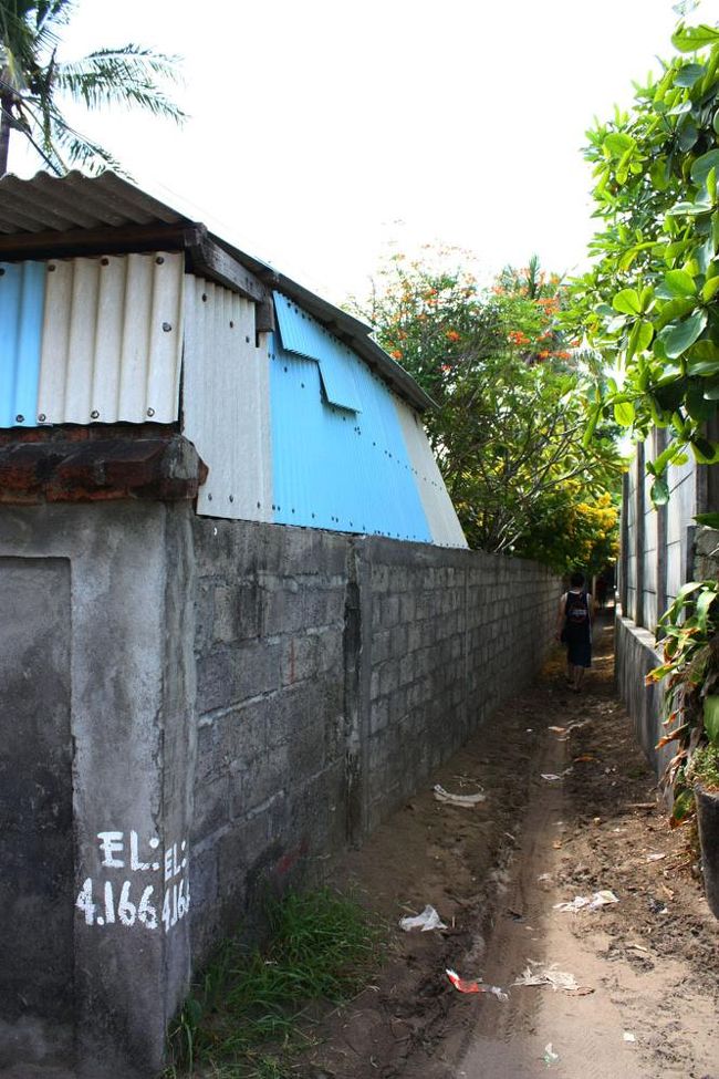 パドマHOTELの脇道から宿泊しているHOTELに戻る事にしたけど、この道が思いのほか狭くて汚い。