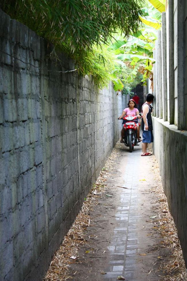 ただでさえ狭く細い道を、スピードを落とさずに原付に乗ったまま走ってくる人が！<br />ビーチへの抜け道として便利なようで、結構人通りが多いらしく、長いサーフボードを抱えた人と何度もすれ違った。