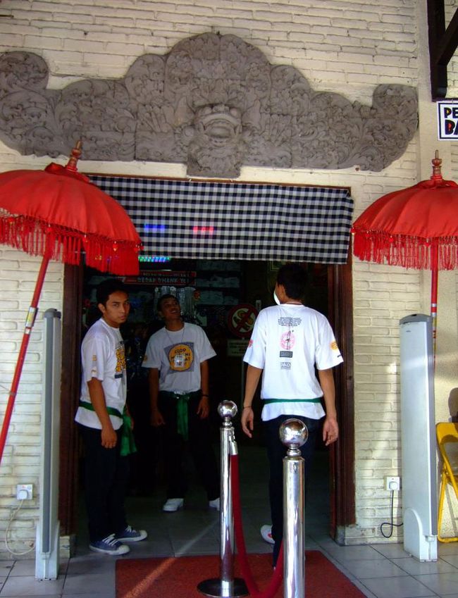 思いのほか立派な建物で、大きな荷物は持ち込めないから入口で預けていく。