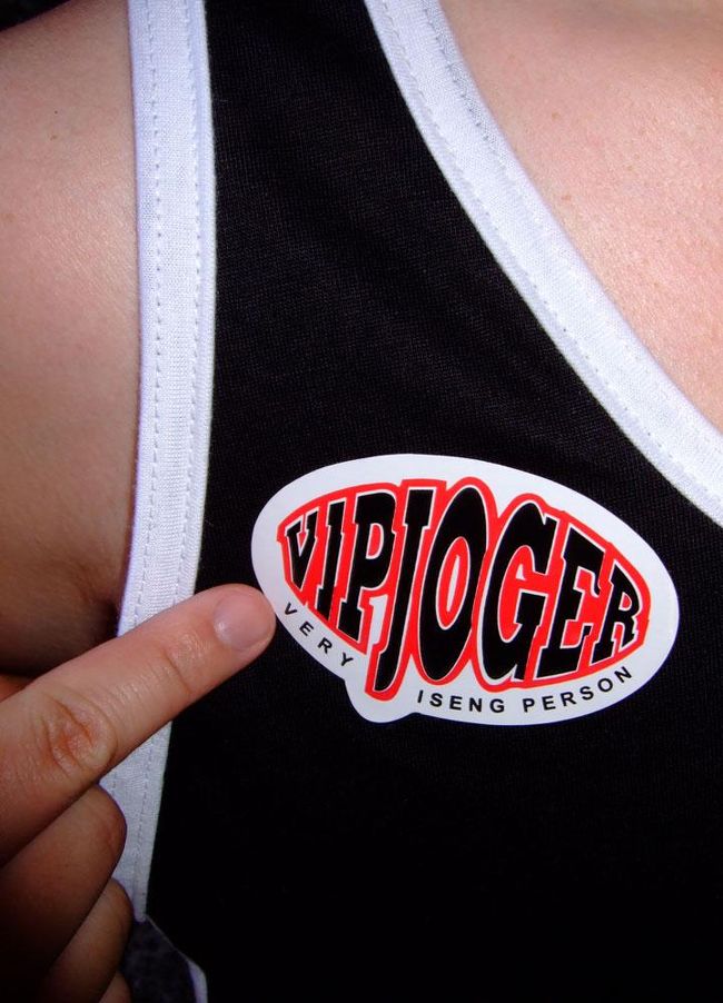 なぜか店に入る時に貼られるJOGERシール。<br />店内は驚くほど広く、カテゴリーごとに分かれていてぐるっと周るように出来ている。<br />最初は観光客向けの土産物ばかりの部屋だけど、珍しいものがあるわけでも安いわけでもなかった。<br />小さな池を越えた奥の建物にはメインのTシャツ屋が。店内は小部屋がいくつも有り、色やデザイン別に綺麗に並べられ、子供服から大人まで幅広く揃えている。<br />客層は地元の人が大半で、ずば抜けて安いわけではないのに次々とカゴに家族分のTシャツをほおり込むバリの人々…まさにユニ●ロ状態(笑。<br />Tシャツ屋の建物の一角には、めちゃくちゃ高額な中国家具や雑貨を販売するスペースもあったり…と不思議な店だった。<br />