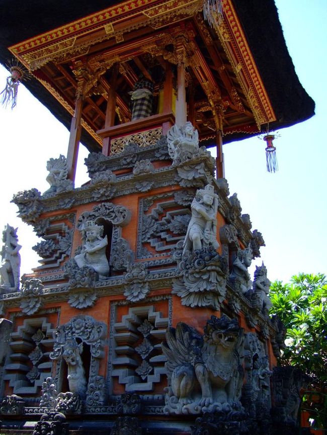 このあとは少し距離があるけど、ジャランジャランも兼ねてマタハリデパートへ。<br />交通量の多い道にも美しいヒンドゥー建築物がいくつも建っていて、TAXIに乗っていると気付かないような、バリの街を優しく見守る神々の姿があった。<br />続きは11へ。<br /><br />