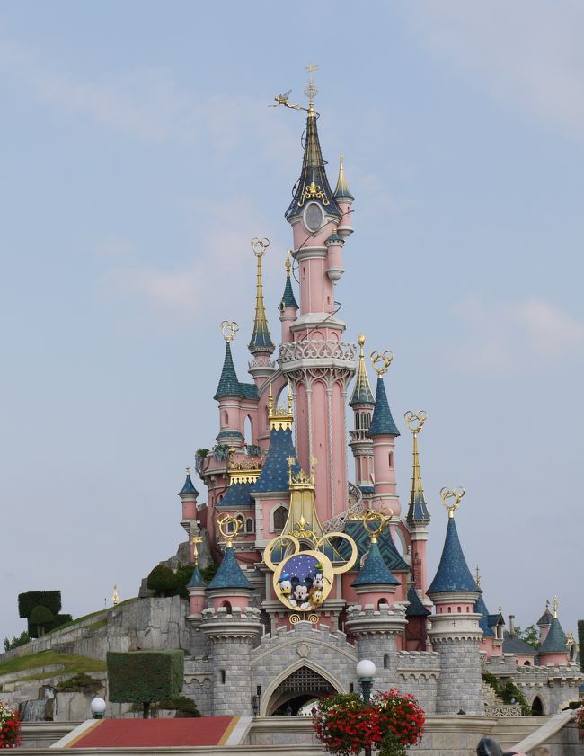 Disneyland　Paris　のｼﾝﾎﾞﾙ　は東京ﾃﾞｨｽﾞﾆｰﾗﾝﾄﾞと異なり[眠れる森の美女城]です。