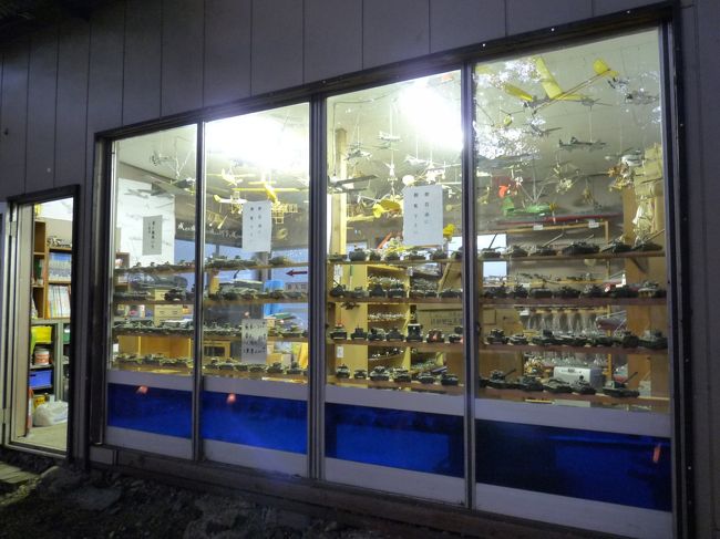 こんなお店が開いてました。<br /><br />ご主人の趣味でいっぱい作った木製の飛行機、戦車、護衛艦を展示、販売してました。<br /><br />上品な奥様（おばあちゃま）と楽しくお話しできました。