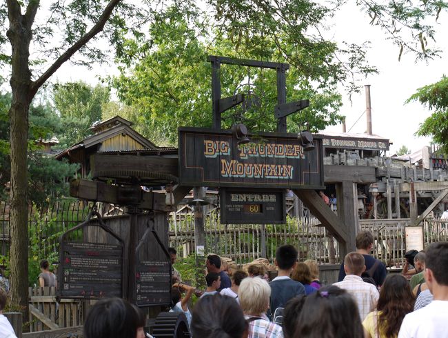 ビッグ・サンダー・マウンテン　はどこも人気アトラクションです。