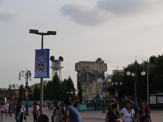 遠くに、見えるのがディズニーランドのお隣にある、ハリウッド・タワー・ホテル　です。<br />今回でディズーランド・パリの訪問は２度目ですが、ハリウッド・ホテルは魅力だったのですが、やはりポピュラーなディズニーランドにしました。