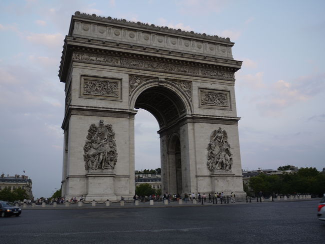 凱旋門　裏側(?)からの眺望です。<br />Disneyland Parisからの帰り道、RER-Aを凱旋門で降りて昇ることにしました。凱旋門は2006年末の訪問時の夜に昇ったのですが、今回は既に9時を廻っていますが、夏時間でまだ明るいパリの街並みを見ることにしました。<br />入場は昨日購入した「Musium Pass」の利用です。