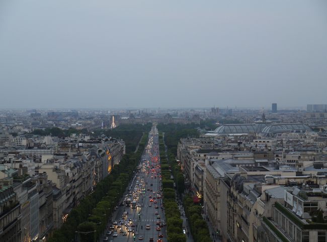 凱旋門から東を望むと「シャンデリア通り」です。