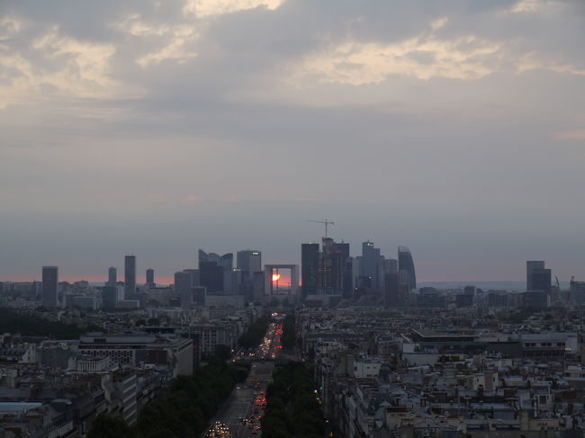 西は宿泊しているホテルのある「新凱旋門」です。